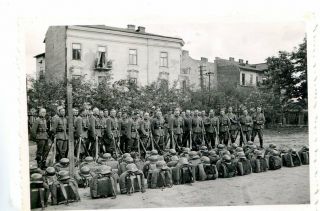 Photo Ww2 German Soltiers Troops,  Backpack,  Steelmelmet,  Guns Wwii 588