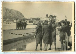 German Wwii Archive Photo: Kriegsmarine Female Personnel Seeing Off U - Boat Crew