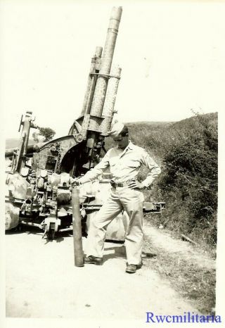 Port.  Photo: Curious Us Army Sergeant Examines Shell By German 8.  8cm Flak Gun