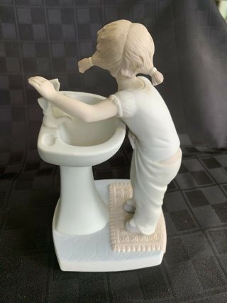 Vintage Lladro Retired Porcelain Young Girl Figurine At the Sink 