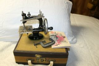 Vintage Singer Model 20 Sewhandy Childs Sewing Machine With Carry Case