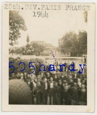 Wwii Us Gi Photo - 28th Infantry Division Truck Parade Passes Fountain Paris 44