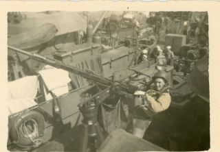 Org Wwii Photo: American Gi Posing With Anti - Aircraft Machine Gun On Ship