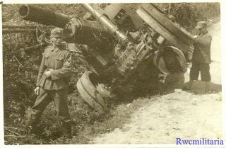 Port.  Photo: Captured Wehrmacht Troops W/ Abandoned Russian 152mm Artillery Gun