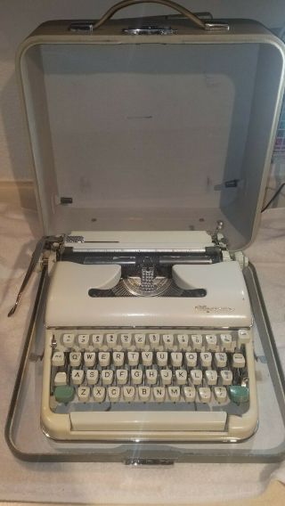 Vintage Olympia Traveller Portable Typewriter with the Case - Great 2