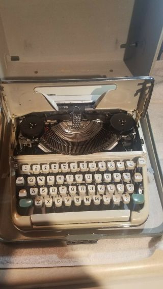 Vintage Olympia Traveller Portable Typewriter with the Case - Great 3