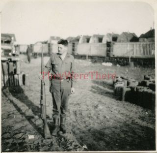 Wwii Photo - 1st Bn Aid/1306th E - Us Gi W/ Captured German Long Barrel Rifle ?