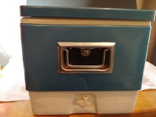 Vintage 1974 Coleman Blue Metal Cooler Steel Lock w/ Handles 5