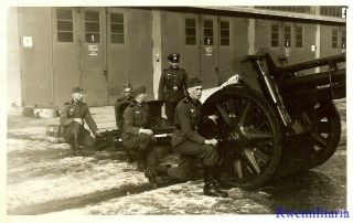 Port.  Photo: At Ready Wehrmacht Artillerymen Set Up In Winter W/ 10.  5cm Gun