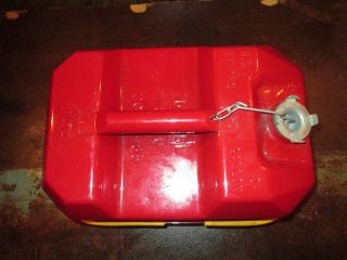 VINTAGE Blitz USMC 2.  5 Gallon 9.  5 Liters Red Metal Fuel Gas Can - DOT - 5L 20 - 84 3