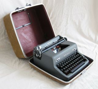 Vintage Royal Quiet Deluxe Typewriter W/case,  Fully,  Gorgeous