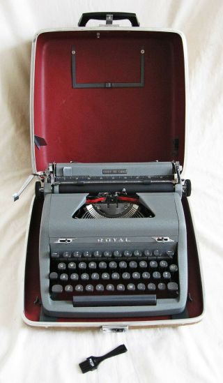 VINTAGE ROYAL QUIET DELUXE TYPEWRITER w/CASE,  FULLY,  GORGEOUS 2