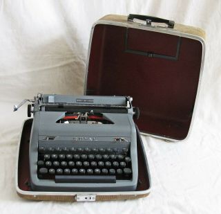 VINTAGE ROYAL QUIET DELUXE TYPEWRITER w/CASE,  FULLY,  GORGEOUS 3