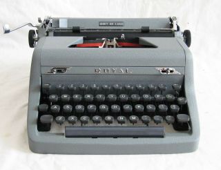 VINTAGE ROYAL QUIET DELUXE TYPEWRITER w/CASE,  FULLY,  GORGEOUS 4
