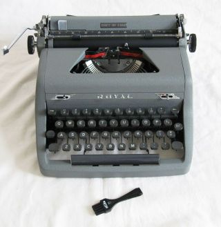 VINTAGE ROYAL QUIET DELUXE TYPEWRITER w/CASE,  FULLY,  GORGEOUS 5