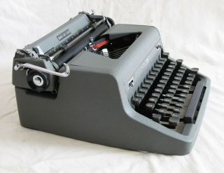 VINTAGE ROYAL QUIET DELUXE TYPEWRITER w/CASE,  FULLY,  GORGEOUS 6
