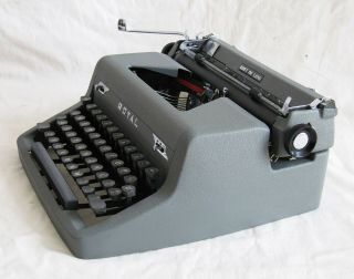 VINTAGE ROYAL QUIET DELUXE TYPEWRITER w/CASE,  FULLY,  GORGEOUS 7