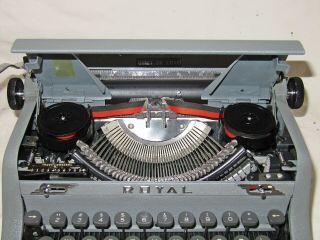 VINTAGE ROYAL QUIET DELUXE TYPEWRITER w/CASE,  FULLY,  GORGEOUS 8
