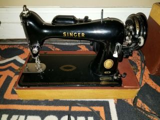 1957 Vintage Singer 99k Portable Sewing Machine Model 99 - 31 W/case.