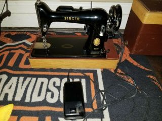 1957 Vintage Singer 99K Portable Sewing Machine Model 99 - 31 W/Case. 2