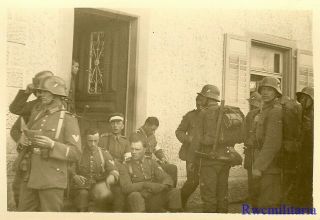 Port.  Photo: Resting View Wehrmacht Combat Infantry Truppe On Street