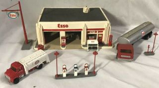 Vintage Ho Scale Esso Gas / Service Station Diorama Railroad Layout