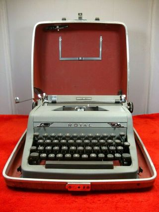 Vintage Royal Quiet De Luxe Typewriter With Case Deluxe 1950 