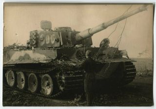 Wwii Press Photo: Abandoned German Panzer Vi Tiger Heavy Tank