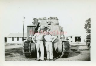 Wwii Photo - Us Gis Pose W/ M3 Lee Medium Tank