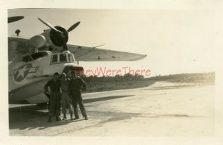 Wwii Photo - Us Gis Pose W/ Consolidated Pby Catalina Flying Boat / Seaplane