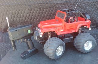 Vintage TAMIYA 1993 Red Jeep Wranger R/C 46017 1:12 Quick Drive w/ Remote 2