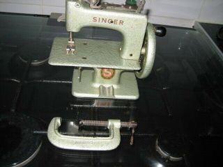 Rare Vintage GREEN SINGER SEWHANDY 20 Miniature Singer Sewing Machine 2