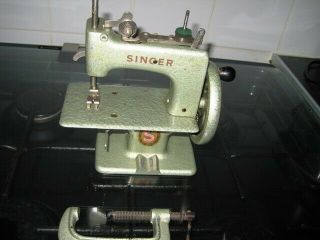 Rare Vintage GREEN SINGER SEWHANDY 20 Miniature Singer Sewing Machine 3