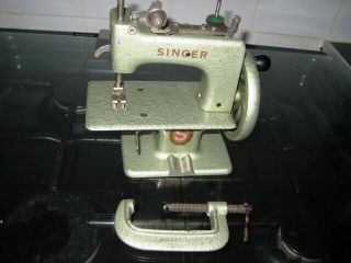 Rare Vintage GREEN SINGER SEWHANDY 20 Miniature Singer Sewing Machine 6