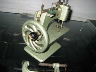 Rare Vintage GREEN SINGER SEWHANDY 20 Miniature Singer Sewing Machine 7