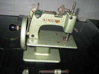 Rare Vintage GREEN SINGER SEWHANDY 20 Miniature Singer Sewing Machine 8