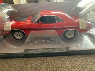 Very Rare Dodge 40th Anniversary 1970 And 2010 Challenger Two Pack 1:18 4