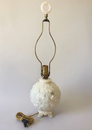 1947 Vintage Aladdin Ivory Alacite Model G284 Electric Table Lamp - Wreath Finial