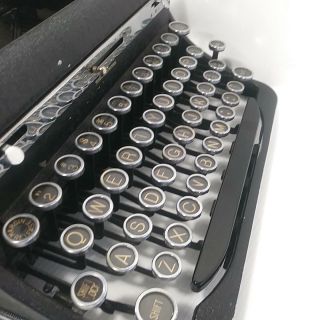 1937 Vintage Royal De Luxe Typewriter