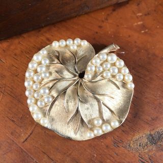 Rare Vtg Crown Trifari Gold Tone Brooch Pearl Bladderwort Leaf Pin Reniform