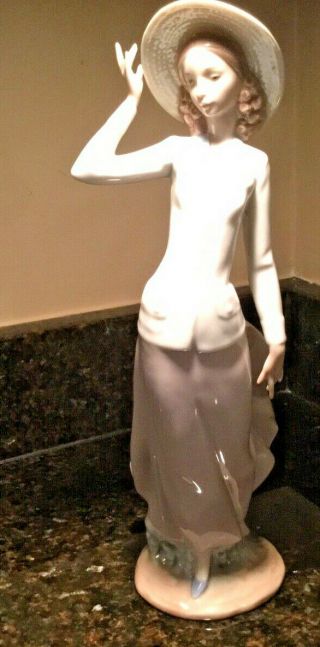Lladro 5682 Breezy Afternoon Lady With Hat,  Vintage