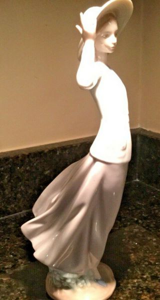 Lladro 5682 Breezy Afternoon Lady with Hat,  vintage 2