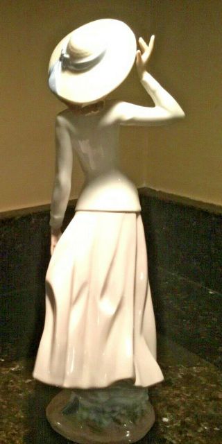 Lladro 5682 Breezy Afternoon Lady with Hat,  vintage 3