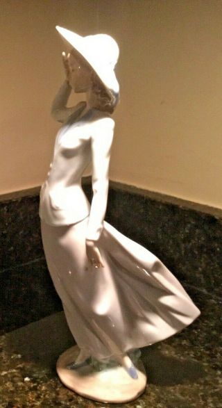 Lladro 5682 Breezy Afternoon Lady with Hat,  vintage 4