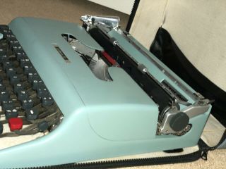 Vintage Blue OLIVETTI Ivera LETTERA 22 Typewriter Made In Italy with Travel Case 3