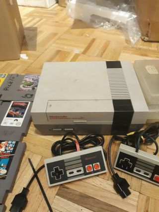 NES System 8 Games 2 Controllers And Gun vintage console accessories 3