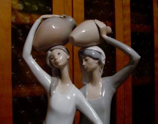 Vintage LLADRO PORCELAIN STATUE,  LADY WATER CARRIERS, 4