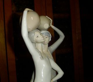 Vintage LLADRO PORCELAIN STATUE,  LADY WATER CARRIERS, 5