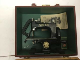 Vintage 1948 Child ' s Singer Sewing Machine 20 - 10 in Case with Accessories & Book 2