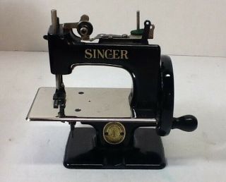 Vintage 1948 Child ' s Singer Sewing Machine 20 - 10 in Case with Accessories & Book 5
